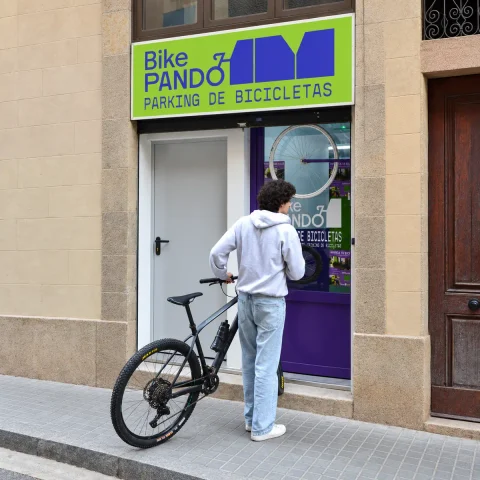 Texto alternativo: Ciclista entrando con su bici en el parking de bicicletas BikePando